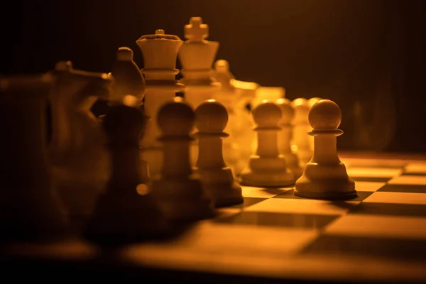 Schachbrettspiel Konzept von Geschäftsideen und Wettbewerb. Schachfiguren auf dunklem Hintergrund mit Rauch und Nebel. — Stockfoto