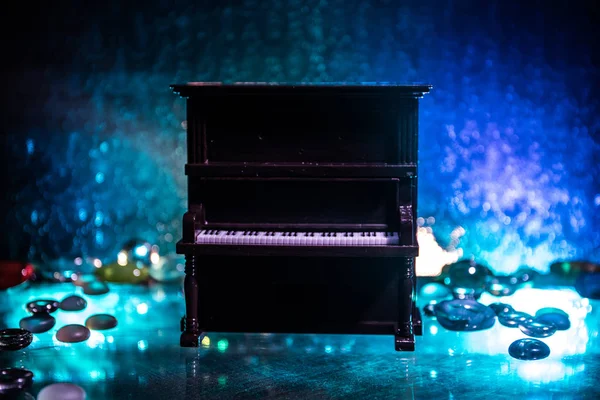 Concepto creativo. Decoración de obra de arte con piano sobre fondo nebuloso tonificado oscuro con luz . — Foto de Stock