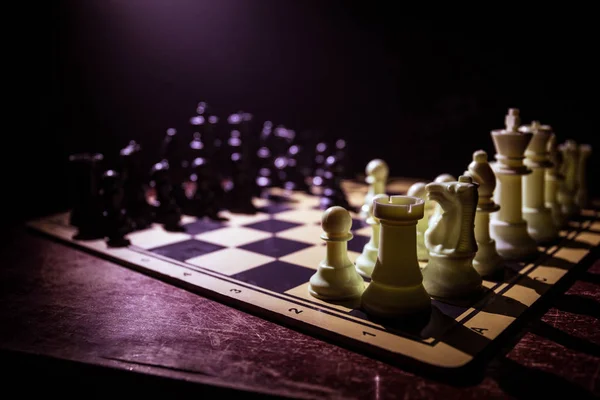 İş fikirleri ve rekabet Satranç tahtası oyun kavramı. Duman ve sis ile karanlık bir arka plan üzerinde Satranç rakamlar. — Stok fotoğraf