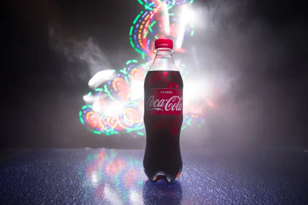 Baku, azerbaijan 20. April. 2018, Coca-Cola-Klassiker in Plastikflasche auf dunkel getöntem Nebelhintergrund. Coca Cola, Cola ist das beliebteste kohlensäurehaltige Softgetränk — Stockfoto