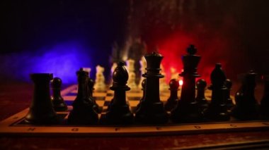 Satranç oyununu kavramı iş fikirleri ve rekabet ve strateji fikirler concep. Duman ve sis karanlık bir arka plan üzerinde satranç figürleri.