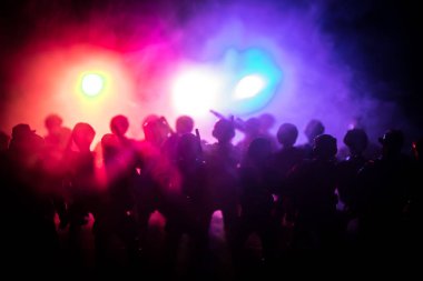 Anti-çevik kuvvet polisi vermek sinyal hazır olmak. Hükümet güç kavramı. Polis içinde hareket. Işık ile karanlık bir arka plan üzerinde duman. Mavi kırmızı yanıp sönen sirenler. Diktatörlük güç