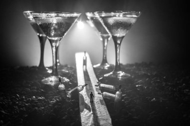 Soyut alkolizm kavramı. Sisli bir gecede dev gözlüklü yolun ortasında duran bir adam silüeti alkollü içecek ile dolu. Yaratıcı sanat çalışmaları dekorasyon