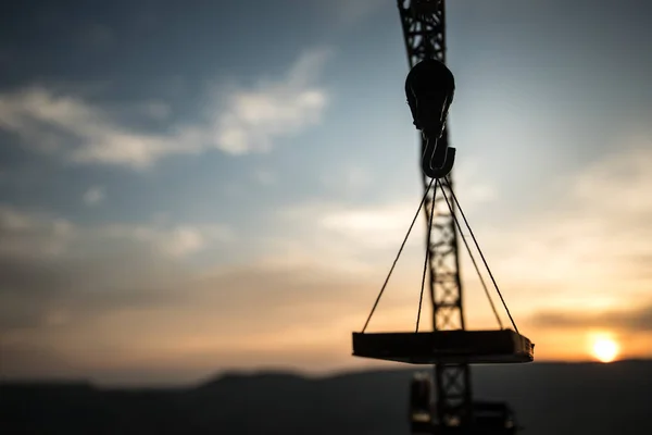 Аннотация Industrial background with construction crane silhouette over amazing sunset sky. Башня кран против вечернего неба. Промышленные горизонты — стоковое фото
