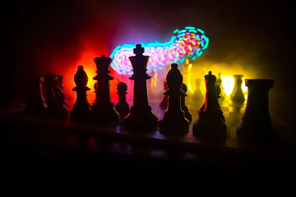 Juego de mesa de ajedrez concepto de ideas de negocio y competencia. Figuras de ajedrez sobre un fondo oscuro con humo y niebla . —  Fotos de Stock