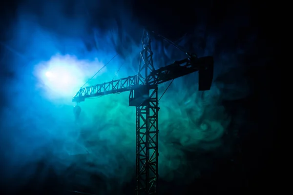 Αφηρημένο βιομηχανικό φόντο με τη σιλουέτα του γερανού κατασκευής πάνω από το καταπληκτικό ηλιοβασίλεμα. Γερανός ενάντια στον απογευματινό ουρανό. Βιομηχανικός ορίζοντας — Φωτογραφία Αρχείου