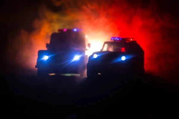 Coche Policía Persiguiendo Coche Por Noche Con Niebla Fondo 911 — Foto de Stock