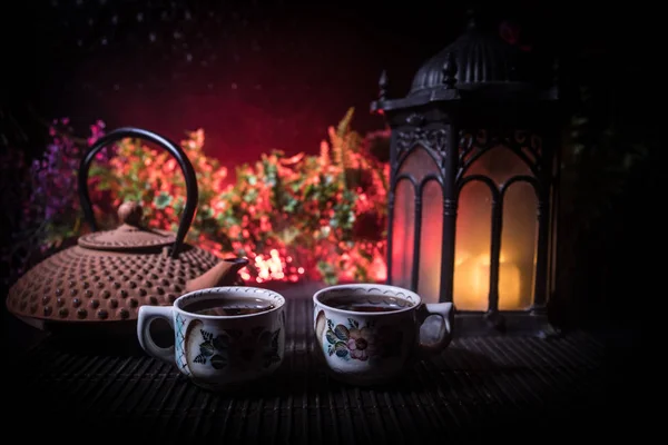 Teekonzept. japanische Teezeremonie Kultur Ost-Getränk. Teekanne und Tassen auf dem Tisch mit Bambusblättern bei Sonnenuntergang — Stockfoto