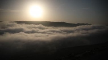 Dağların yakınında gölün üzerinde uçan güzel bulutlar. Bulutların üstünde akşam vakti. Bakü, Azerbaycan. Hojasan Gölü