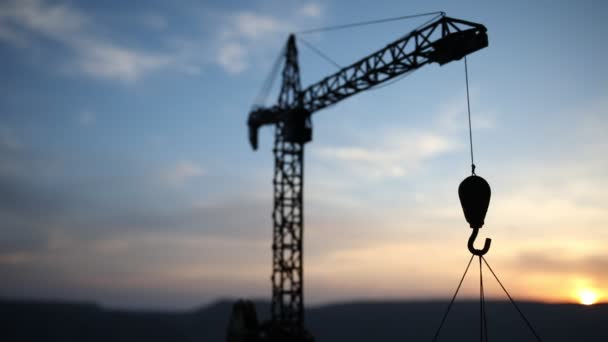 Аннотация Industrial background with construction crane silhouette over amazing sunset sky. Башня кран против вечернего неба. Промышленные горизонты — стоковое видео