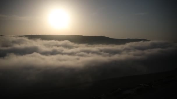 Krásné Mraky Letící Nad Jezerem Blízkosti Hor Večerní Čas Přehnal — Stock video