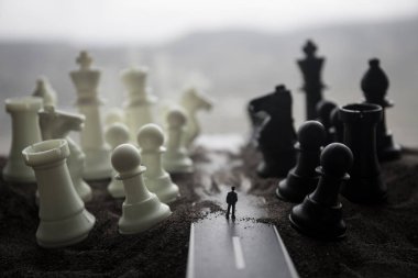 Satranç oyununu kavramı iş fikirleri ve rekabet ve strateji fikirler concep. Satranç figürleri duman ve sis karanlık bir arka plan üzerinde. Seçici odak