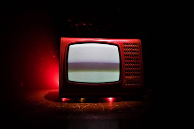 Koyu tonda sisli arka plan üzerinde beyaz gürültü ile eski vintage kırmızı Tv. Retro eski Televizyon reciever hiçbir sinyal. Seçici odaklama