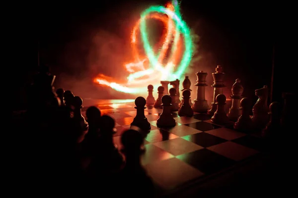 Juego de mesa de ajedrez concepto de ideas de negocio y competencia. Figuras de ajedrez sobre un fondo oscuro con humo y niebla . —  Fotos de Stock
