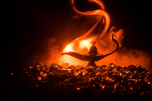 Antik alaaddin arap gece cin tarzı yağ lambası yumuşak ışık beyaz duman, Koyu arka plan. — Stok fotoğraf