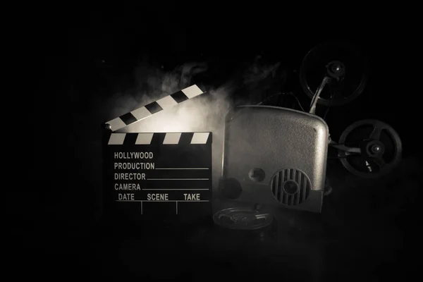 黑色背景上的旧复古电影放映机 有雾和光 电影制作的概念 选择性对焦 — 图库照片