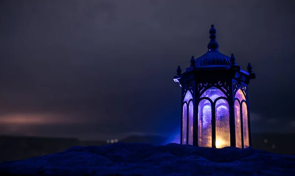 Lanterna árabe ornamental com vela acesa brilhando à noite. Cartão festivo, convite para o mês sagrado muçulmano Ramadã Kareem. — Fotografia de Stock