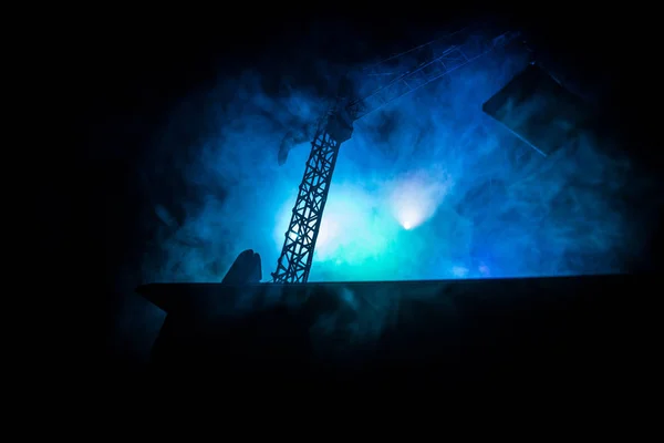 Resumo Fundo industrial com silhueta de guindaste de construção sobre incrível céu pôr do sol. Torre guindaste contra o céu da noite. Linha do horizonte industrial — Fotografia de Stock