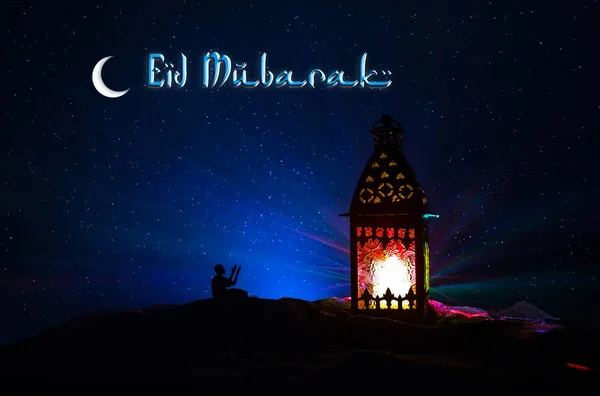 Versierde Arabische lantaarn met brandende kaars die 's nachts gloeit. Feestelijke wenskaart, uitnodiging voor islamitische heilige maand Ramadan Kareem. — Stockfoto