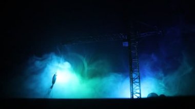 Şaşırtıcı günbatımı gökyüzü üzerinde inşaat vinç silueti ile Soyut Endüstriyel arka plan. Akşam gökyüzüne karşı kule vinç. Endüstriyel ufuk çizgisi