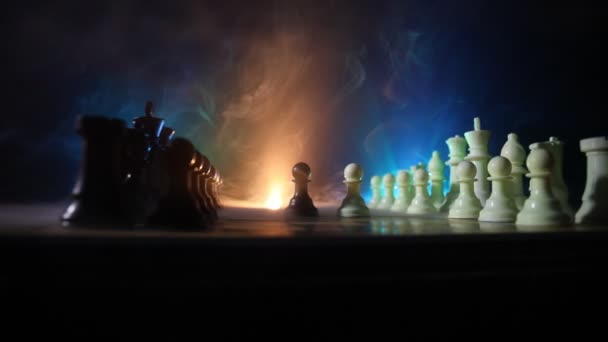 Scacchi gioco da tavolo concetto di idee di business e la concorrenza e le idee di strategia concepire. Figure scacchistiche su sfondo scuro con fumo e nebbia . — Video Stock