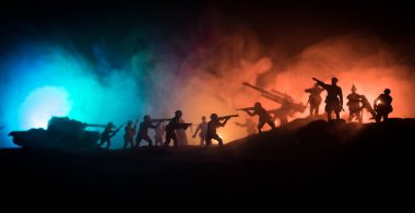 Savaş Konsepti. Savaş sisli arka planında askeri siluetler savaş sahnesi,