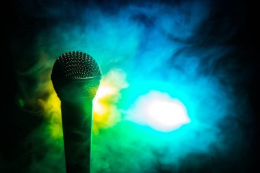 Mikrofon karaoke, konser. Bulanık arka plan ile düşük ışıkta ses mikrofonu. Canlı müzik, ses ekipmanları. Karaoke konseri, şarkı sesi. Karaokelerde şarkıcı, mikrofon.