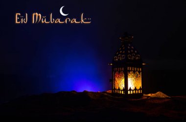 Gece parlayan yanan mumlu süs Arap feneri. Kutlama kartı, Müslüman kutsal ayı için davetiye Ramazan Kareem.