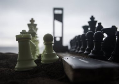 Satranç iş kavramı ve strateji fikirleri. Dev satranç figürleri ve Giyotin ile boş yol. İnfaza giden yol. Sanat dekorasyonu.