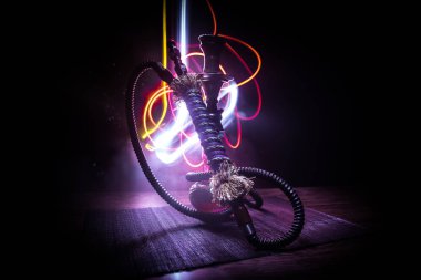 Nargile sıcak kömürler nargile kase üzerinde koyu sisli arka plan üzerinde. Şık oryantal nargile.