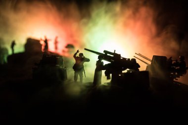 Savaş Konsepti. Savaş sisli arka planında askeri siluetler savaş sahnesi,