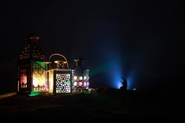 Gece parlayan yanan mumlu süs Arap feneri. Kutlama kartı, Müslüman kutsal ayı için davetiye Ramazan Kareem.