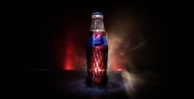 Bakü, Azerbaycan -20 Nisan 2019 : Pepsi Classic, koyu tonlu sisli arka plana karşı cam şişede. Pepsi gazlı bir meşrubattır.