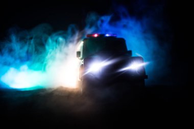 Geceleri polis arabaları. Polis arabası geceleri sis geçmişi olan bir arabayı kovalıyor. 911 Acil durum müdahalesi