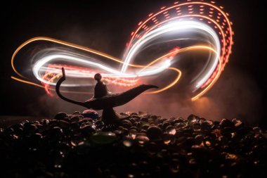 Antik alaaddin arap gece cin tarzı yağ lambası yumuşak ışık beyaz duman, Koyu arka plan.