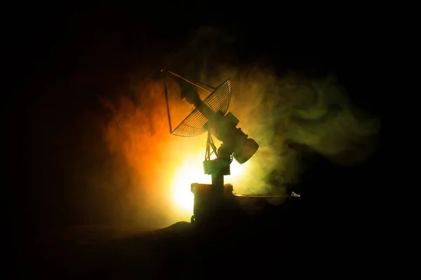 Siluetas de antenas parabólicas o antenas de radio contra el cielo nocturno. Observatorio espacial . — Foto de Stock