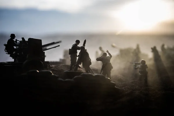 Conceito de Guerra. silhuetas militares lutando cena na guerra nevoeiro céu fundo, — Fotografia de Stock