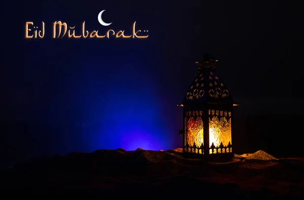 Versierde Arabische lantaarn met brandende kaars die 's nachts gloeit. Feestelijke wenskaart, uitnodiging voor islamitische heilige maand Ramadan Kareem. — Stockfoto