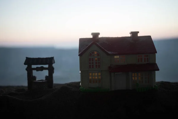 Dekoratív kis faház a naplementén háttérben. — Stock Fotó