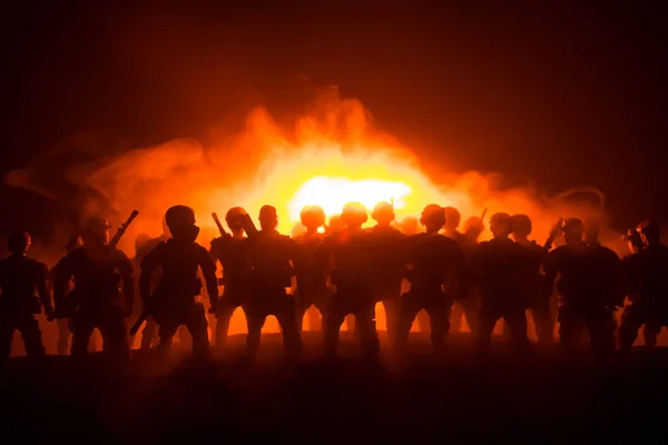 La police anti-émeute donne le signal d'être prêt. Concept de pouvoir gouvernemental. Police en action. Fumez sur un fond sombre avec des lumières. Sirènes clignotantes rouges bleues . — Photo