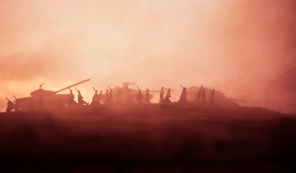 Kriegskonzept. Militärische Silhouetten Kampfszene auf Kriegsnebel Himmel Hintergrund, Weltkriegssoldaten Silhouetten unter bewölkten Skyline bei Sonnenuntergang. Angriffsszene. gepanzerte Fahrzeuge. — Stockfoto