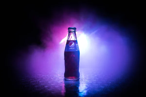 Baku, azerbaijan -april 20,2019: Pepsi classic in einer Glasflasche vor dunkel getöntem Nebelhintergrund. Pepsi ist ein kohlensäurehaltiges Softgetränk — Stockfoto