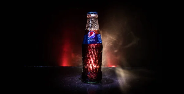 Bakoe, Azerbeidzjan-20 april 2019: Pepsi Classic in een glazen fles tegen donkere getinte mistige achtergrond. Pepsi is een koolzuurhoudende frisdrank — Stockfoto