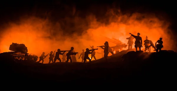 Концепция войны. Военные силуэты сцены боевых действий на фоне тумана войны небо фоне, — стоковое фото