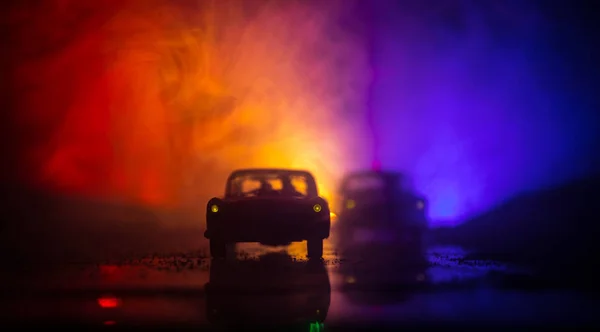 Polisbil jagar en bil på natten med dimma bakgrund. 911 Polisbil på väg till brottsplatsen. Selektiv inriktning — Stockfoto