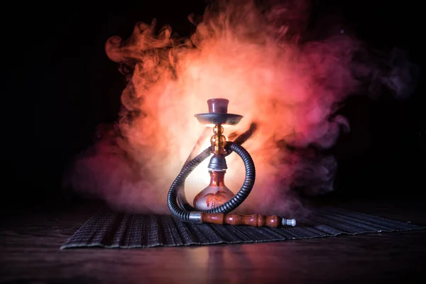 Horké uhlí na Shisha Bowl na tmavém pozadí. Stylová orientální šisha. — Stock fotografie