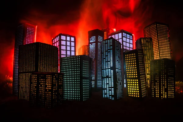 Décoration artistique créative de table avec de petits bâtiments de la ville rayonnant la nuit. Bâtiments modernes de la ville, lumières lumineuses, voyage luxueux et concept de tourisme — Photo