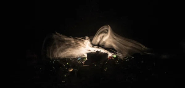 Antik alaaddin arap gece cin tarzı yağ lambası yumuşak ışık beyaz duman, Koyu arka plan. — Stok fotoğraf