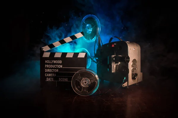 Starý filmový projektor na tmavém pozadí s mlhou a světlem. Koncepce tvorby filmů. — Stock fotografie