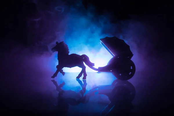 Decoración de obra. Silueta del viejo entrenador con caballo sobre fondo nebuloso tonificado oscuro . — Foto de Stock